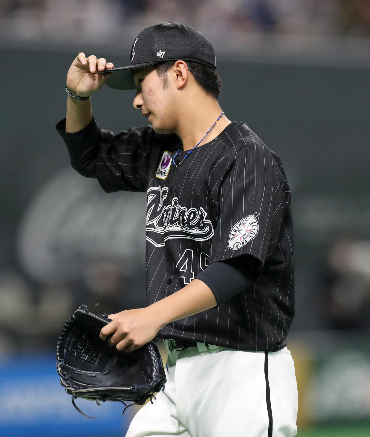 日本ハム対ロッテ　追加点を許しがっかりした様子でベンチに戻るロッテ本前（撮影・佐藤翔太）