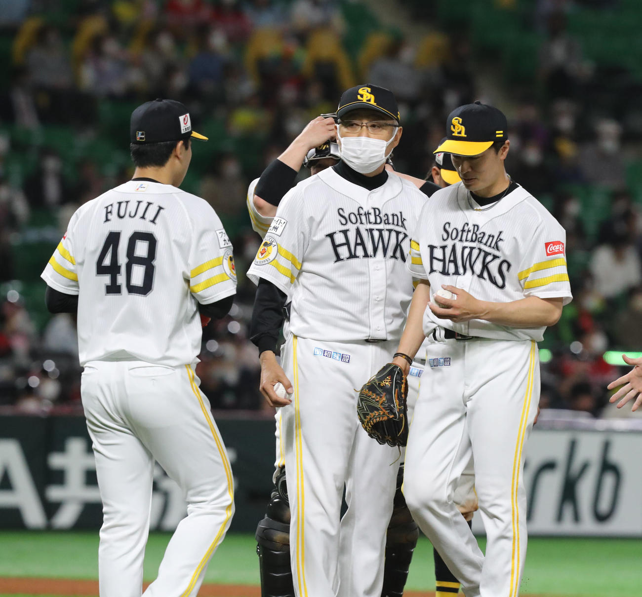 ソフトバンク対オリックス　6回表オリックス2死一塁、降板する和田（撮影・屋方直哉）