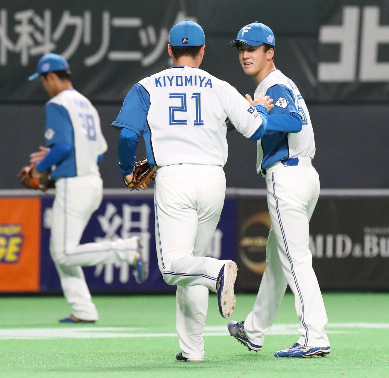 日本ハム対ロッテ　9回表を無失点に抑え日本ハム清宮（左）とタッチを交わしながらベンチに戻る北山（撮影・佐藤翔太）