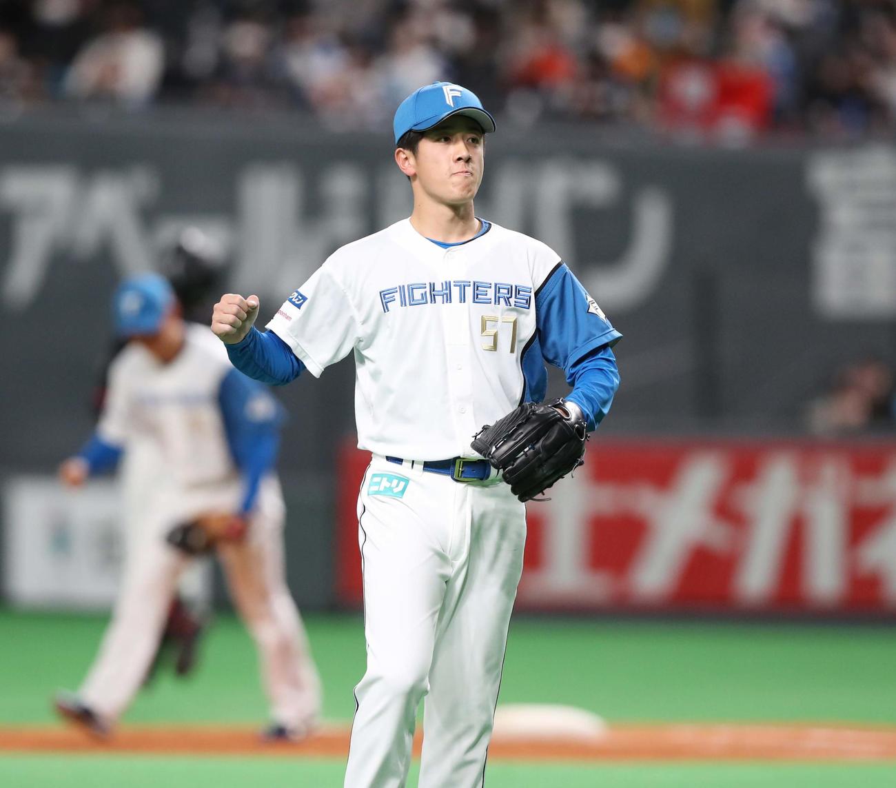 日本ハム対ロッテ　9回表、無失点に抑えガッツポーズの北山（撮影・黒川智章）