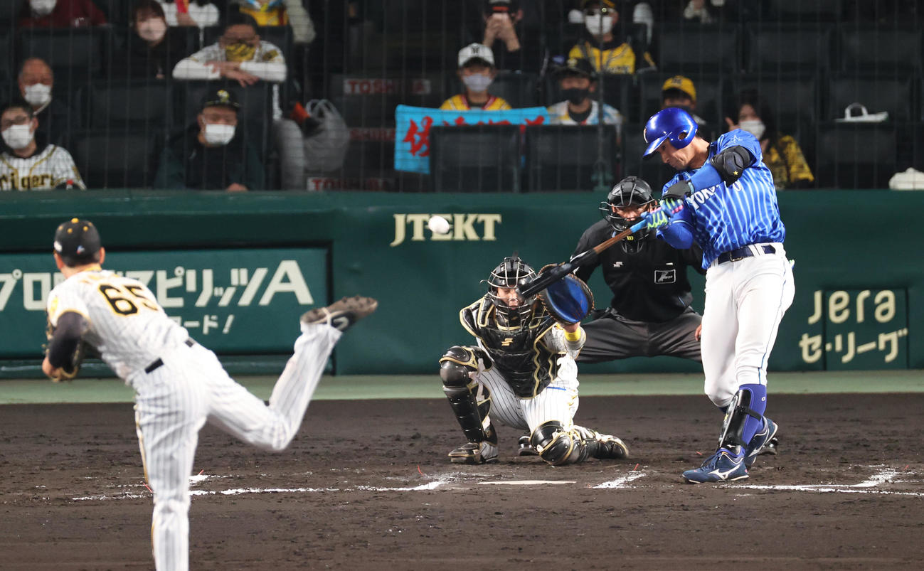 阪神対DeNA 11回表DeNA無死、大田は右へ三塁打を放つ（撮影・上山淳一）