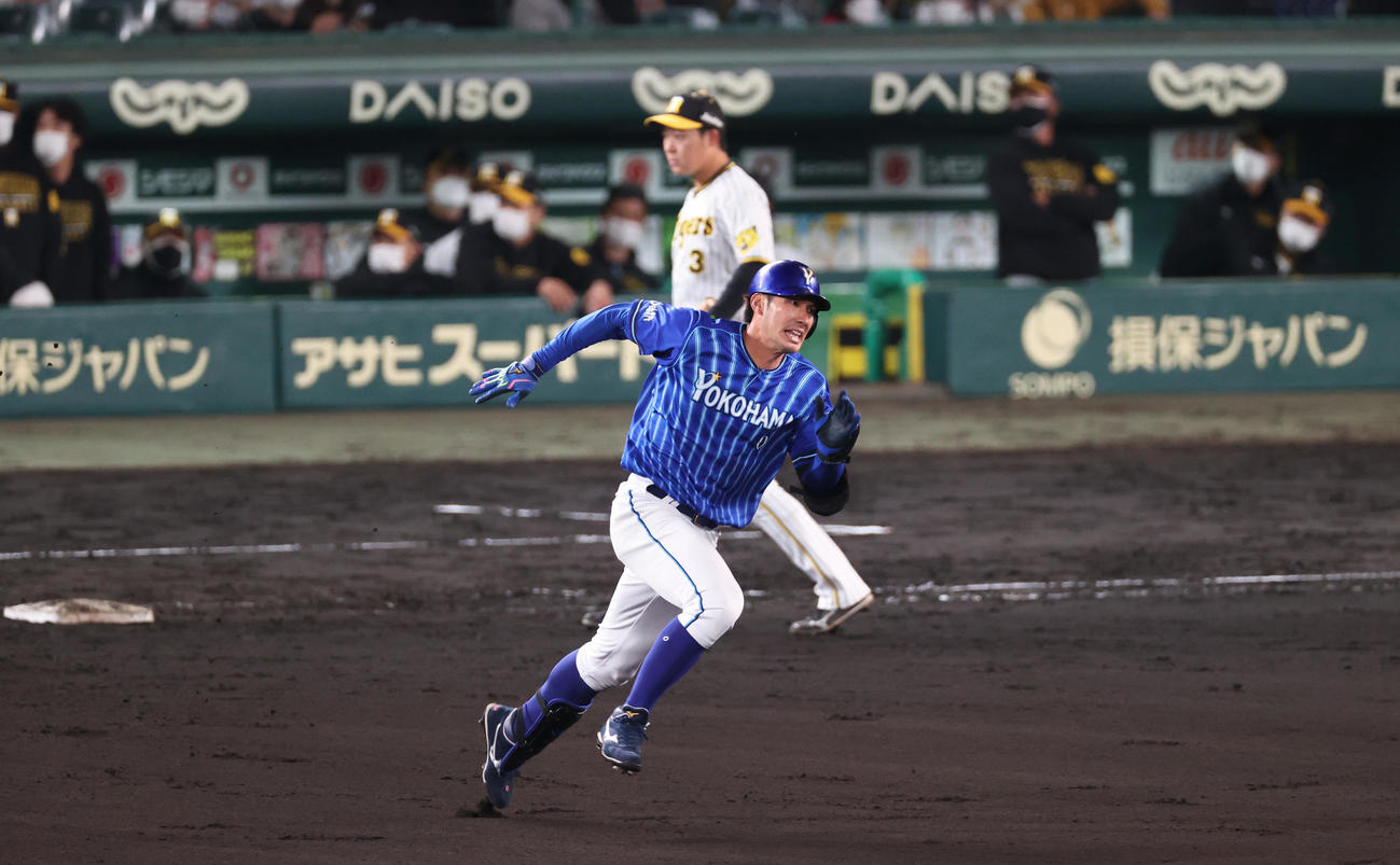阪神対DeNA 11回表DeNA無死、大田は右へ三塁打を放ち二塁へ向かう（撮影・上山淳一）