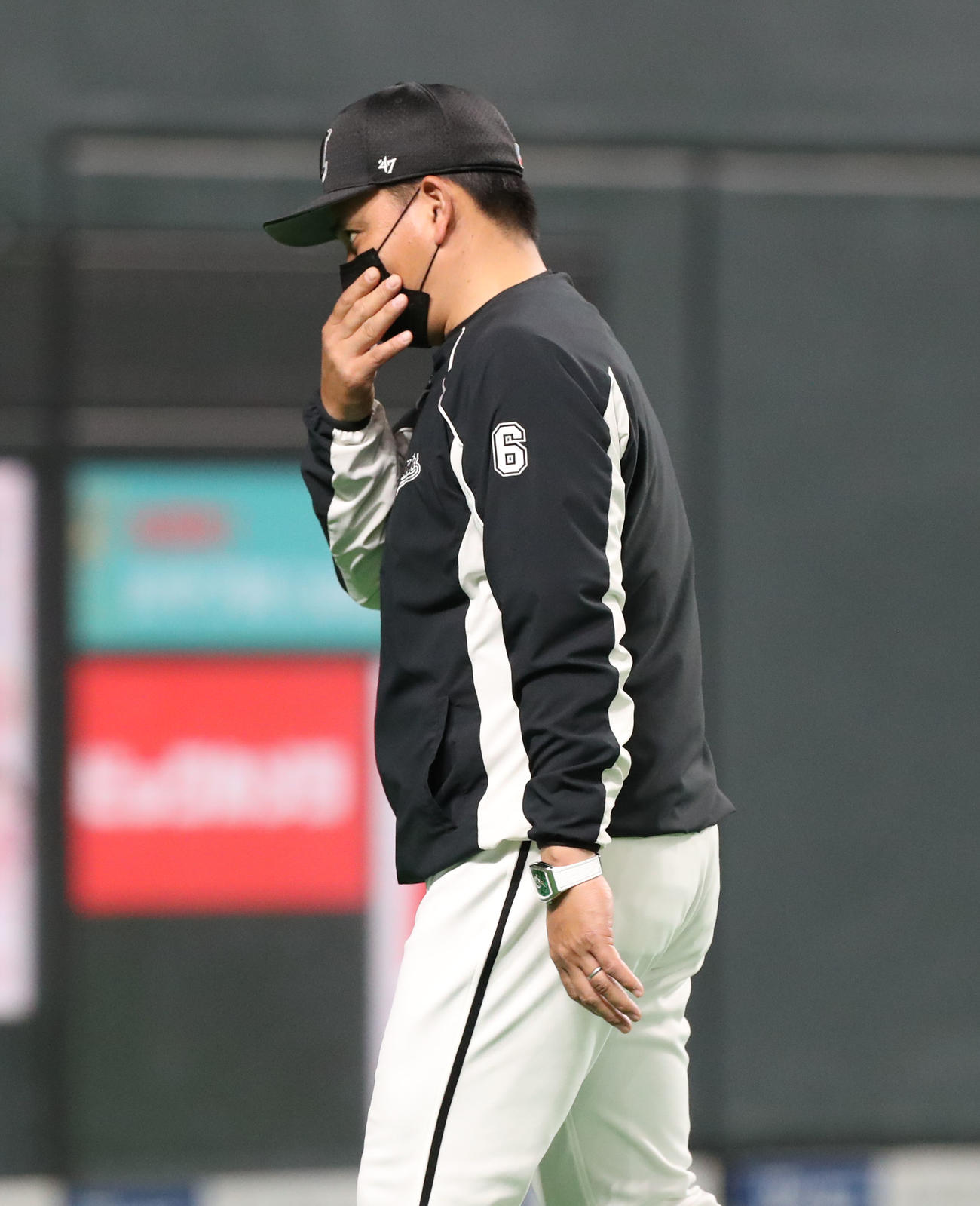 日本ハム対ロッテ　選手交代を告げるロッテ井口監督（撮影・佐藤翔太）