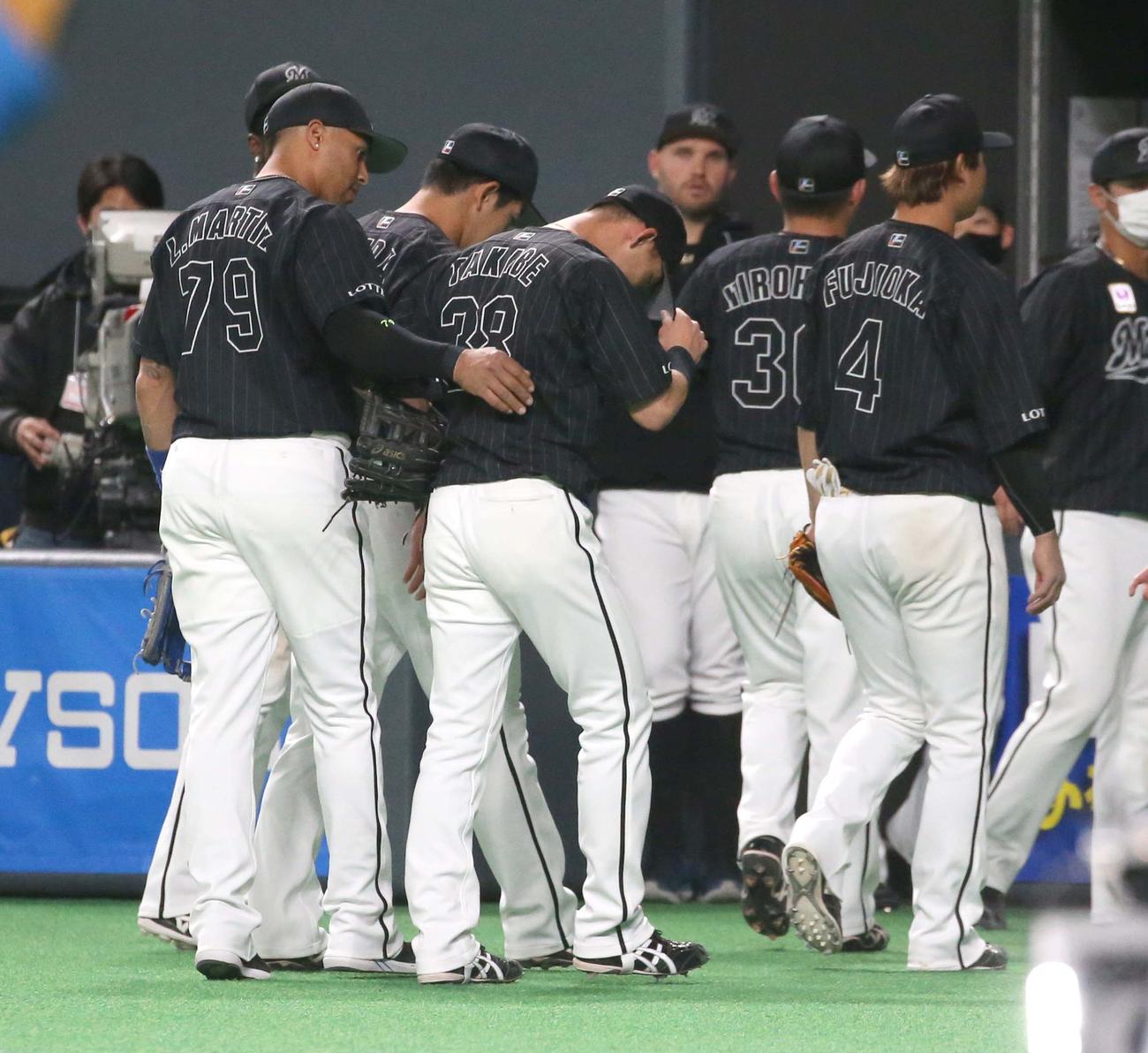 日本ハム対ロッテ　肩を落とし引き揚げる高部（撮影・黒川智章）
