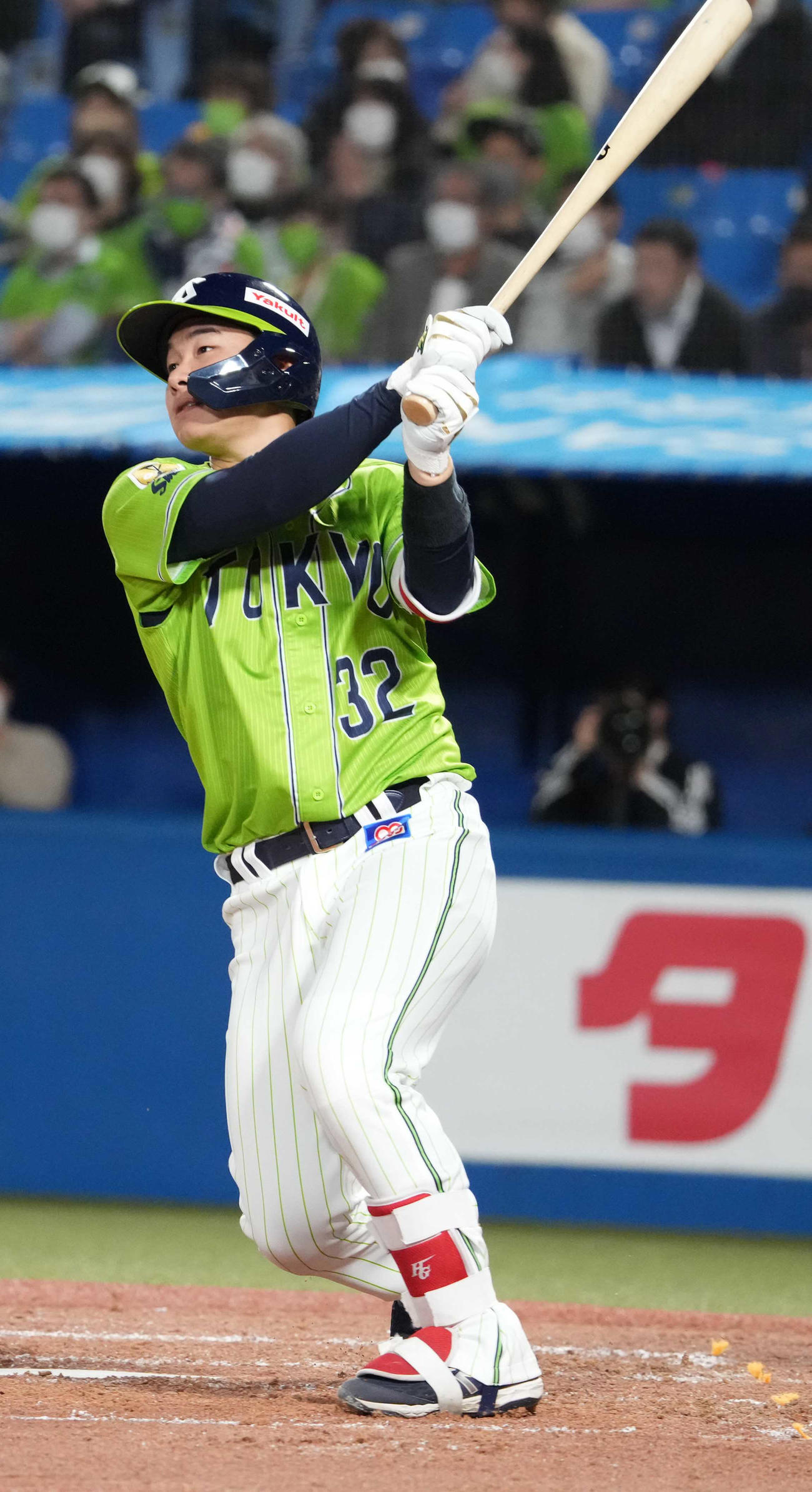 ヤクルト対中日　2回裏ヤクルト2死一塁、松本直は左越えに先制2点本塁打を放つ（撮影・小沢裕）