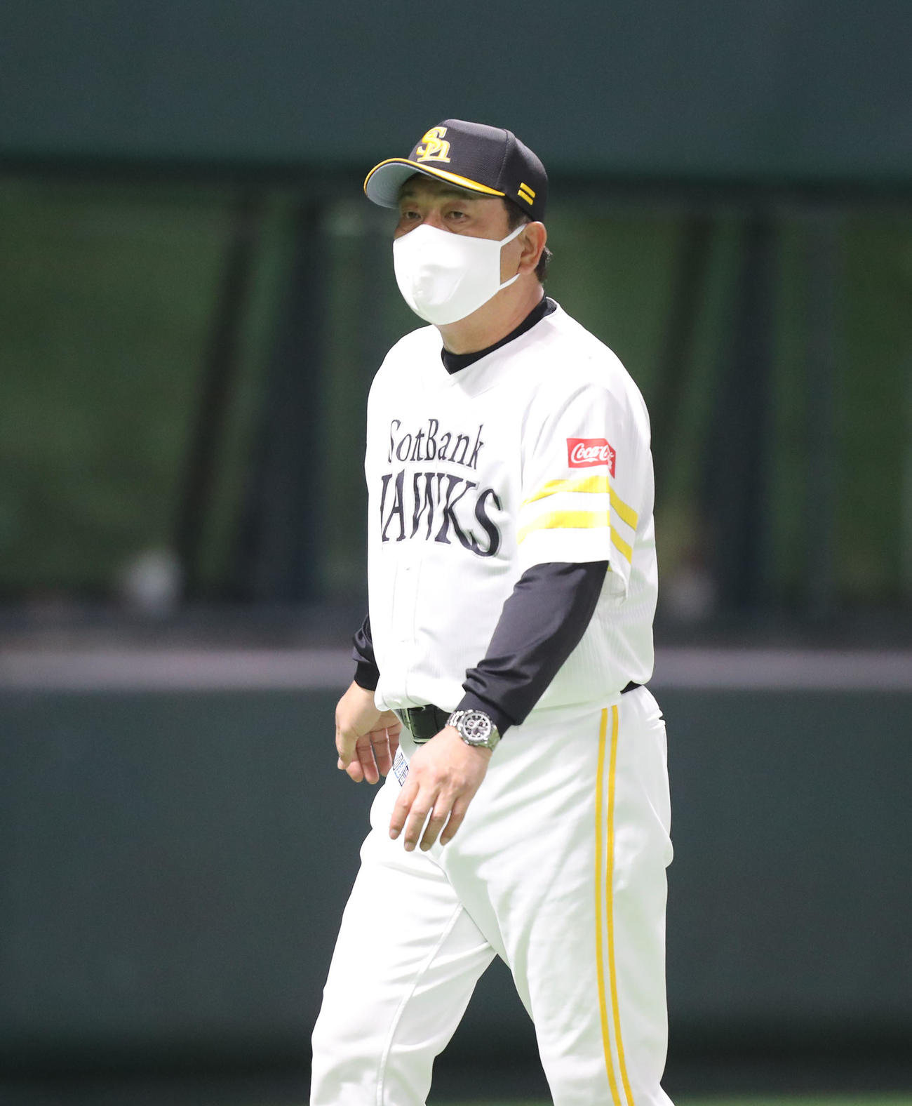 ソフトバンク対オリックス　6回表オリックス2死一塁、投手の交代を告げる藤本監督（撮影・屋方直哉）