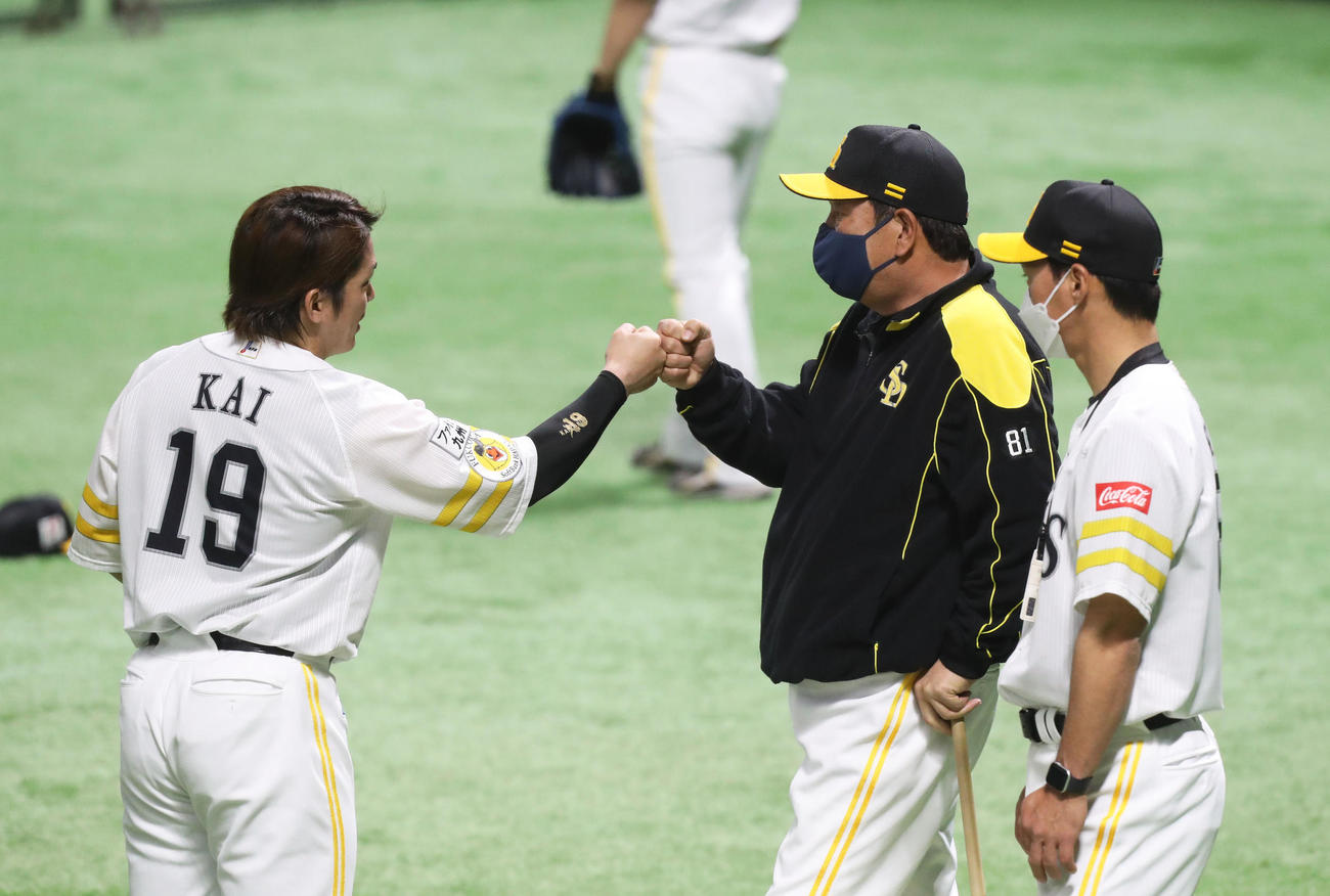 ソフトバンク対オリックス　練習中にグータッチをする甲斐（左）と藤本監督。右は長谷川打撃コーチ（撮影・屋方直哉）