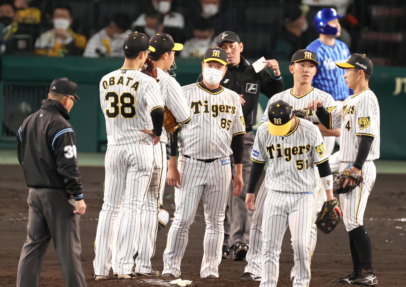 阪神対DeNA 9回表DeNA1死二塁、伊藤将（右から2人目）のもとに集まる阪神内野陣（撮影・上山淳一）