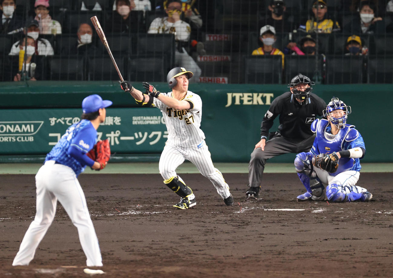 阪神対DeNA 5回裏阪神2死一、二塁、伊藤将は左前先制適時打を放つ（撮影・上山淳一）