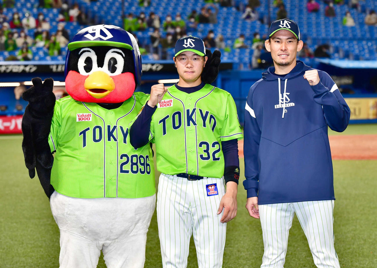ヤクルト対中日　ヒーローインタビューを終え記念撮影に臨む、左からつば九郎、ヤクルト松本直、高梨（撮影・小沢裕）