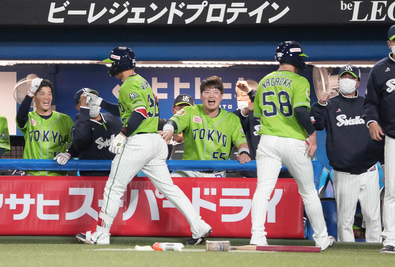 ヤクルト対中日　2回裏ヤクルト2死一塁、松本直（左から3人目）は左越えに先制2点本塁打を放ちベンチのナインの祝福を受ける（撮影・小沢裕）