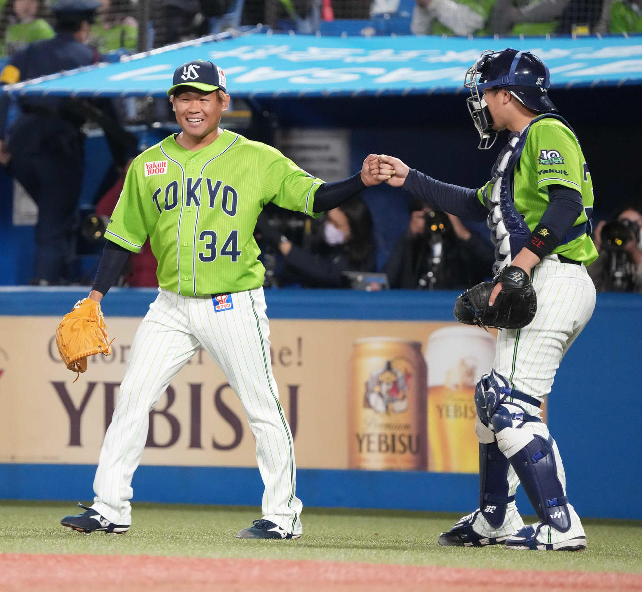 ヤクルト対中日　7回表中日2死満塁、ヤクルト3番手で登板した田口（左）は岡林を一ゴロに仕留め松本直樹とグータッチ（撮影・小沢裕）