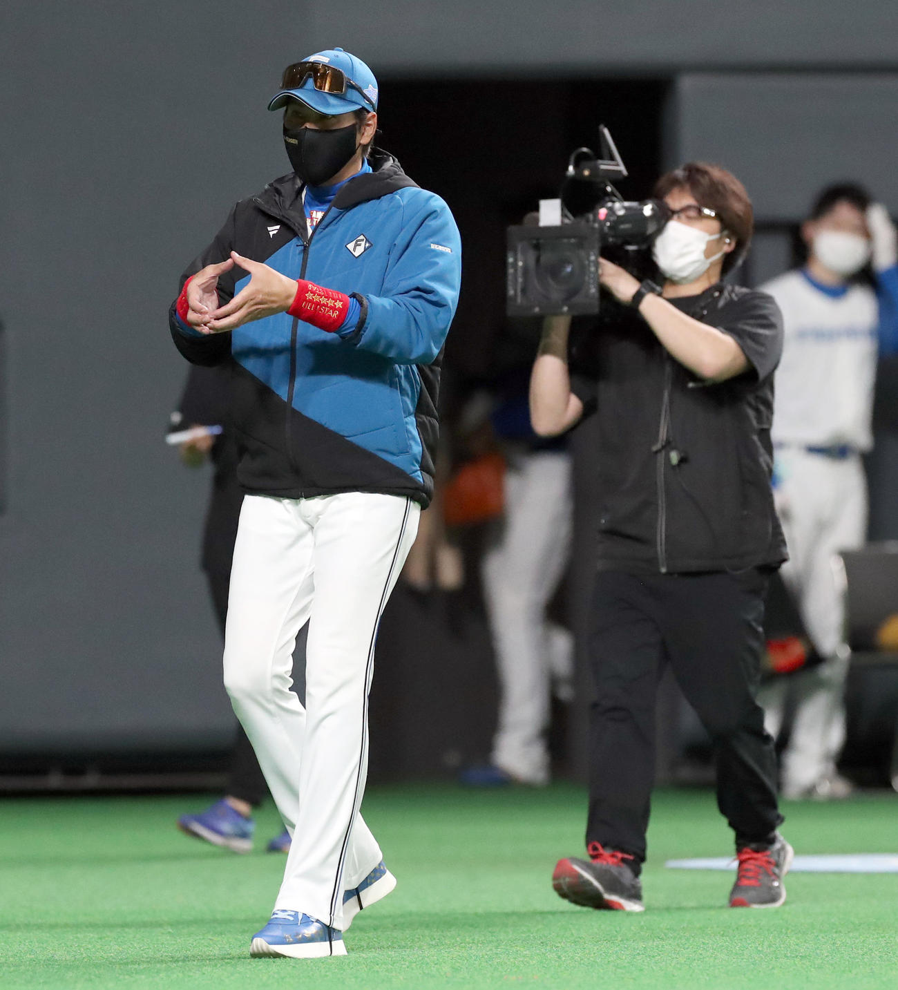 日本ハム対ロッテ　ロッテベンチに向かって日本ハム北山のウイニングボールを求める新庄監督（撮影・佐藤翔太）
