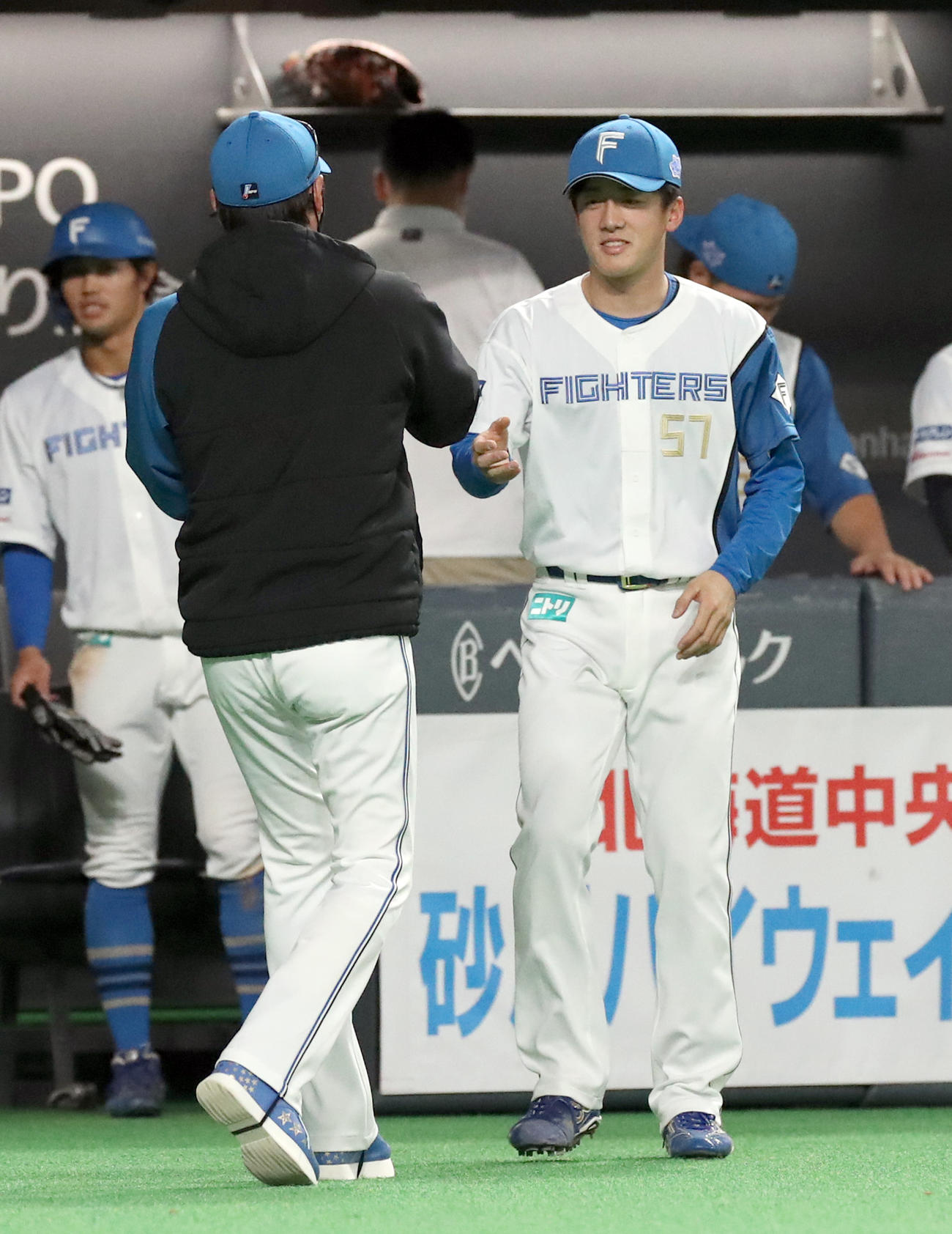 日本ハム対ロッテ　日本ハム新庄監督（左）から初勝利のウイニングボールを受けとる北山（撮影・佐藤翔太）