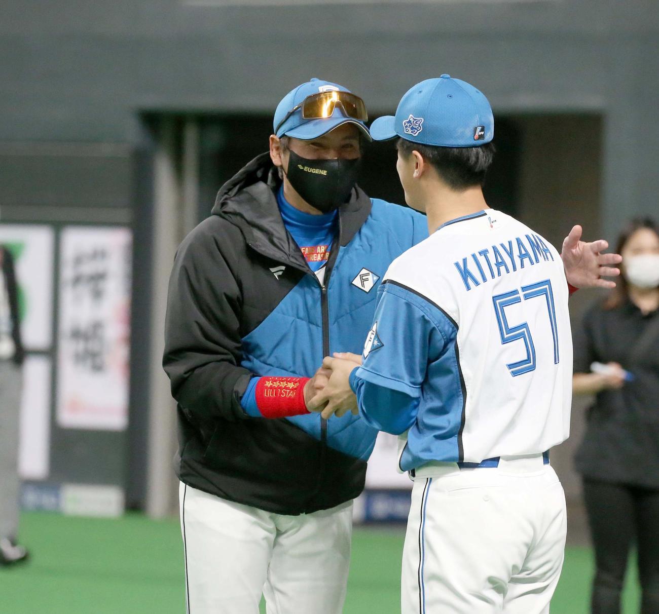 日本ハム対ロッテ　プロ初勝利を挙げた北山にウイニングボールを渡し祝福する新庄監督（撮影・黒川智章）