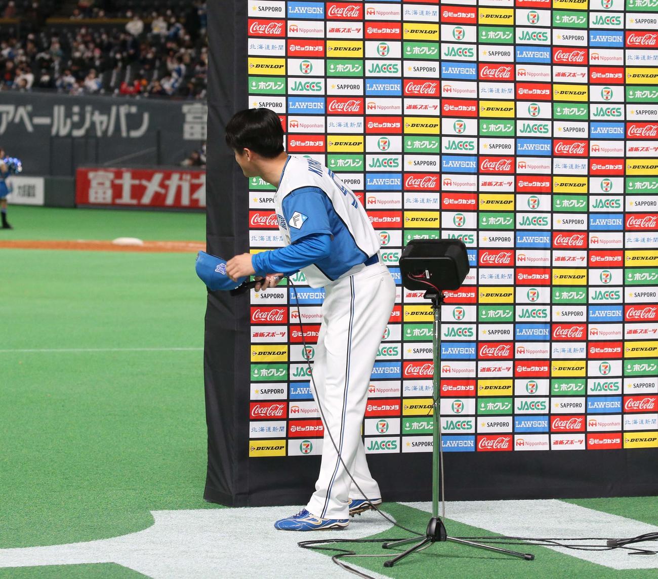 日本ハム対ロッテ　ヒーローインタビューでボードの後ろの観客にもあいさつする北山（撮影・黒川智章）