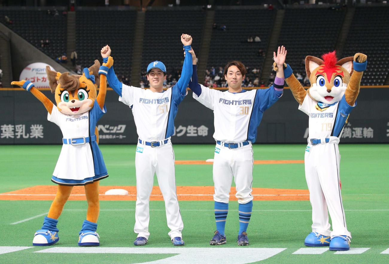 日本ハム対ロッテ　試合後、笑顔でガッツポーズの北山（左）と宇佐見（撮影・黒川智章）