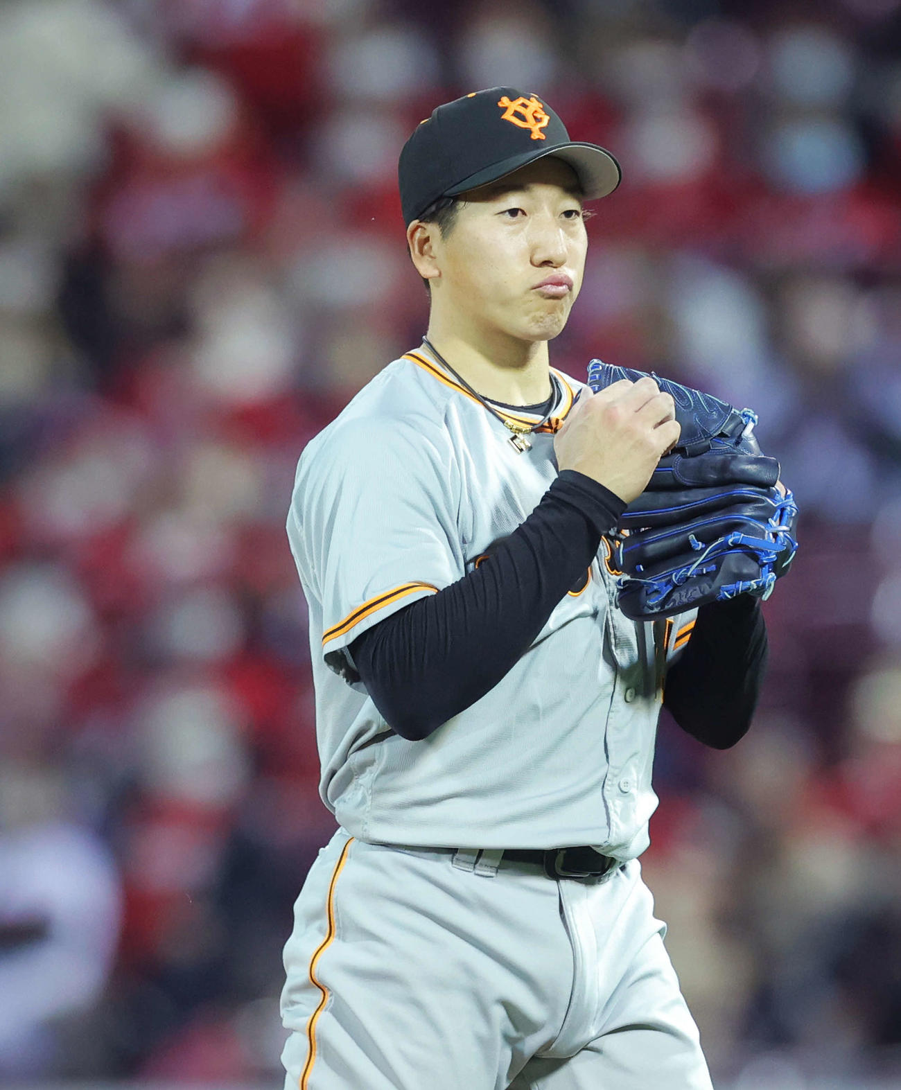 広島対巨人　広島に勝利し、グラブをたたく大勢（撮影・河田真司）