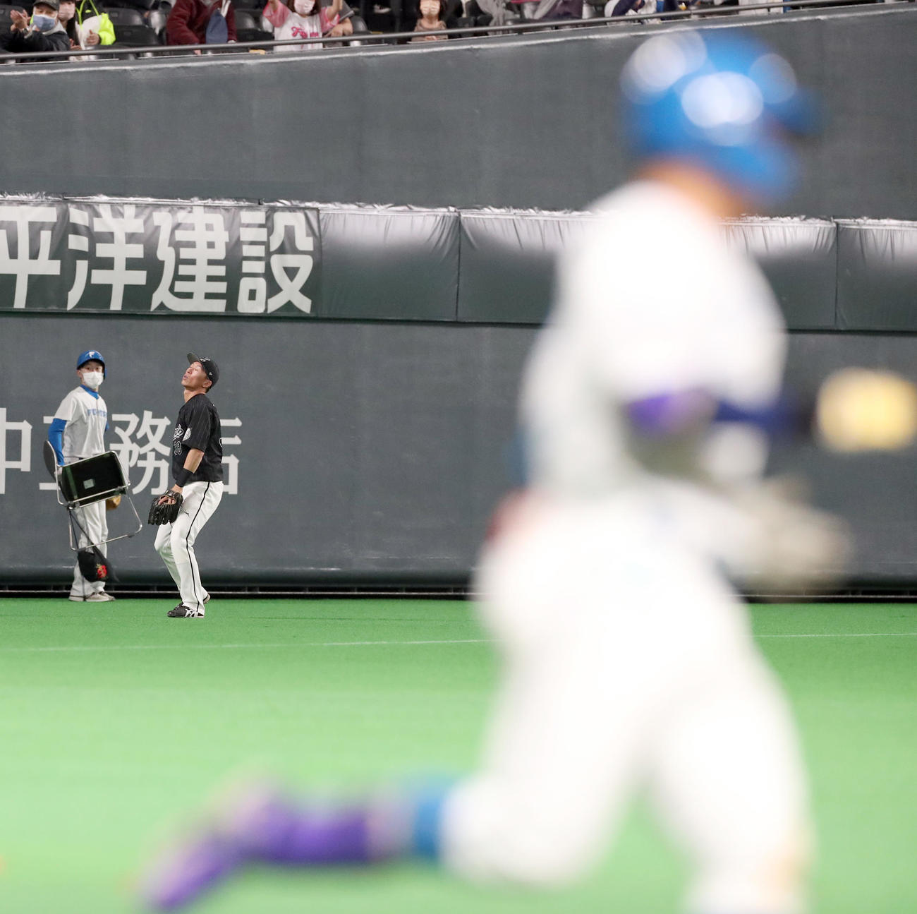 日本ハム対ロッテ　9回裏日本ハム無死一、三塁、左翼手高部（左）の前に宇佐見の打球は落ちサヨナラ打となる（撮影・佐藤翔太）