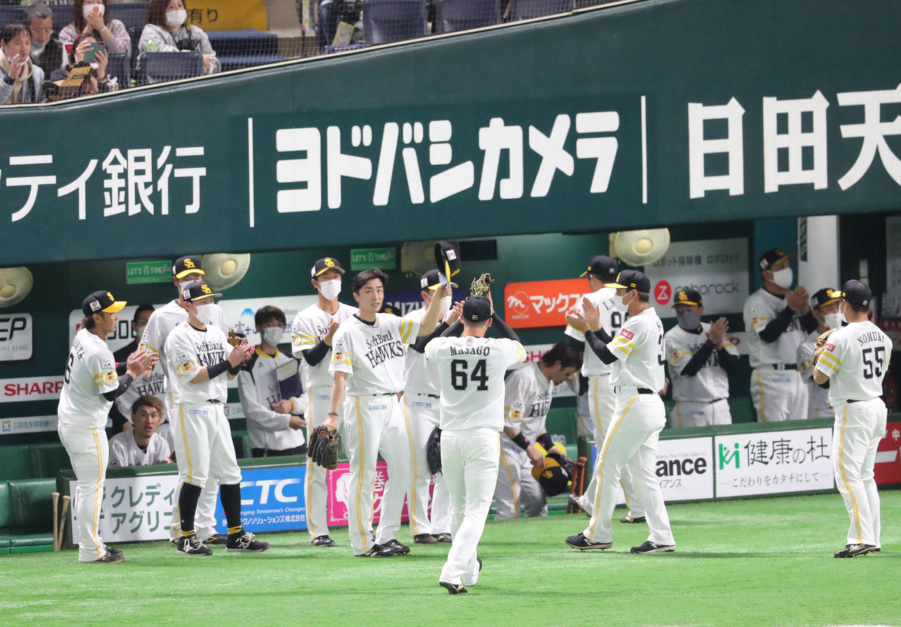 ソフトバンク対オリックス　1回表オリックス攻撃終了、日米通算2000投球回を達成し、称賛に応える和田（中央）（撮影・梅根麻紀）