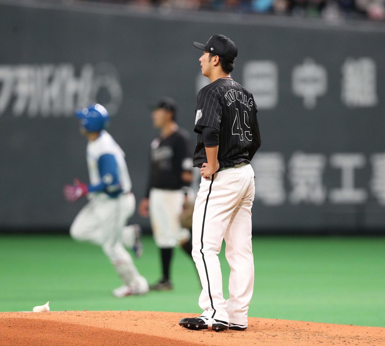 日本ハム対ロッテ　3回裏日本ハム1死、野村に左越え本塁打を浴びる本前（撮影・黒川智章）