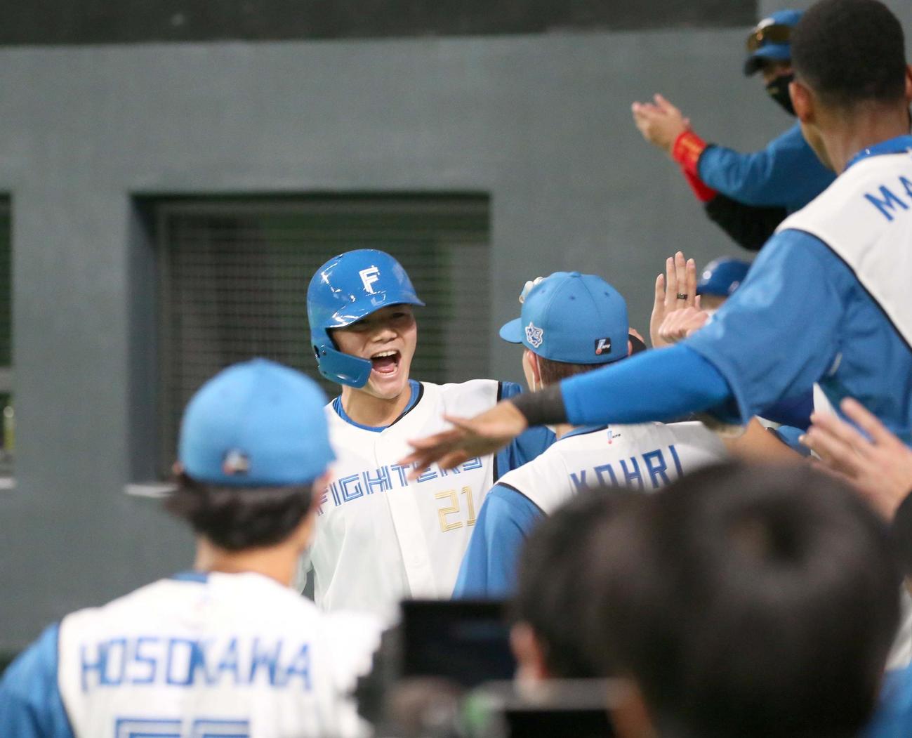 日本ハム対ロッテ　4回裏、本塁打を放った清宮はナインに出迎えられる（撮影・黒川智章）