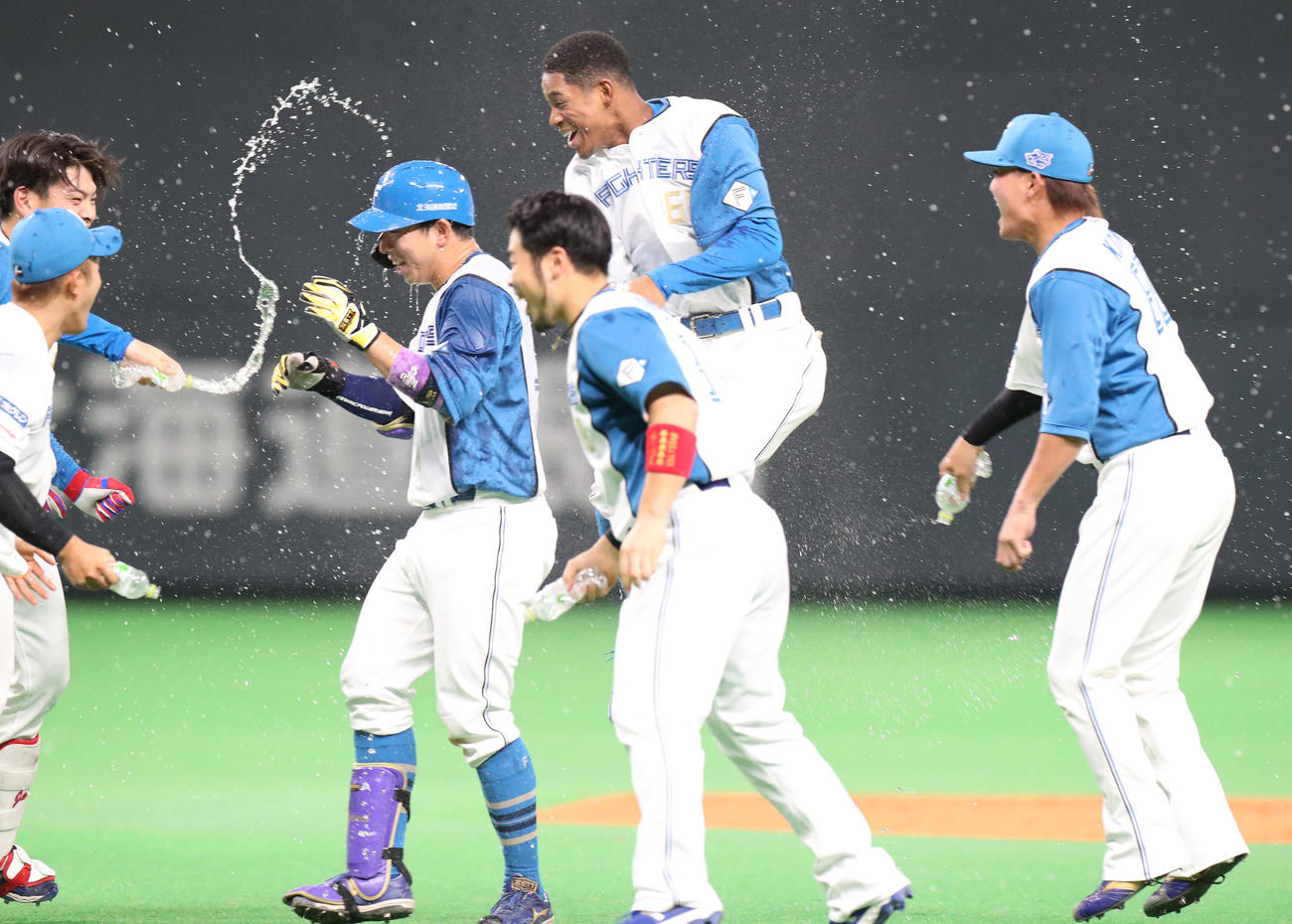 日本ハム対ロッテ　9回裏日本ハム無死一、三塁、宇佐見はサヨナラ左前適時打を放ちチームメートに祝福される（左から3人目）（撮影・佐藤翔太）