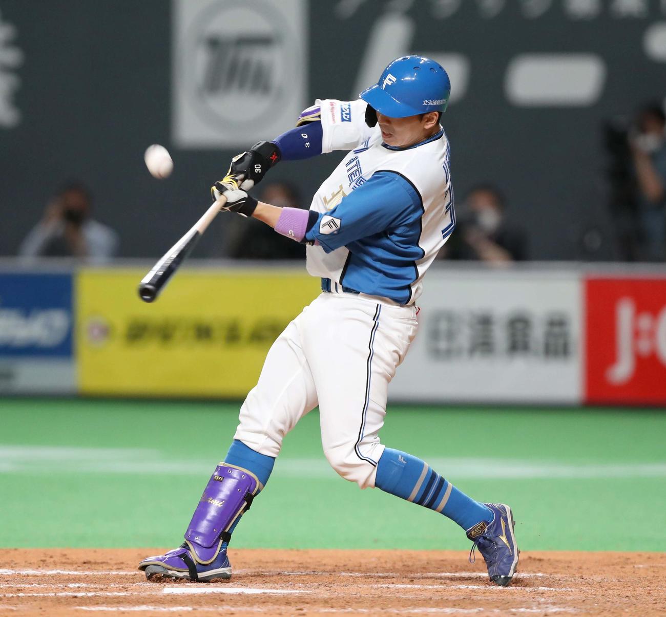 日本ハム対ロッテ　9回裏日本ハム無死一、三塁、左前に落ちるサヨナラ打を放つ宇佐見（撮影・黒川智章）