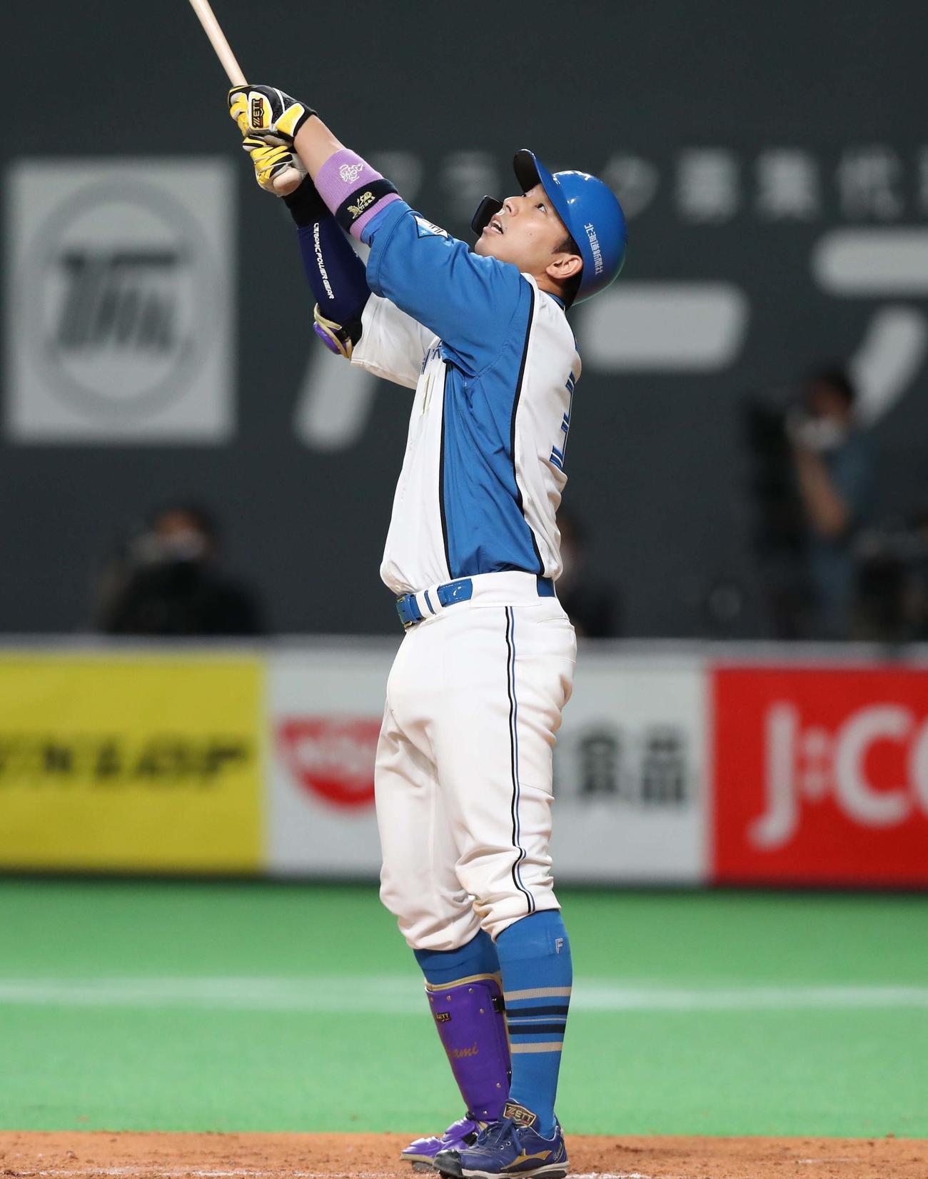 日本ハム対ロッテ　9回裏日本ハム無死一、三塁、左前に落ちるサヨナラ打を放つ宇佐見（撮影・黒川智章）