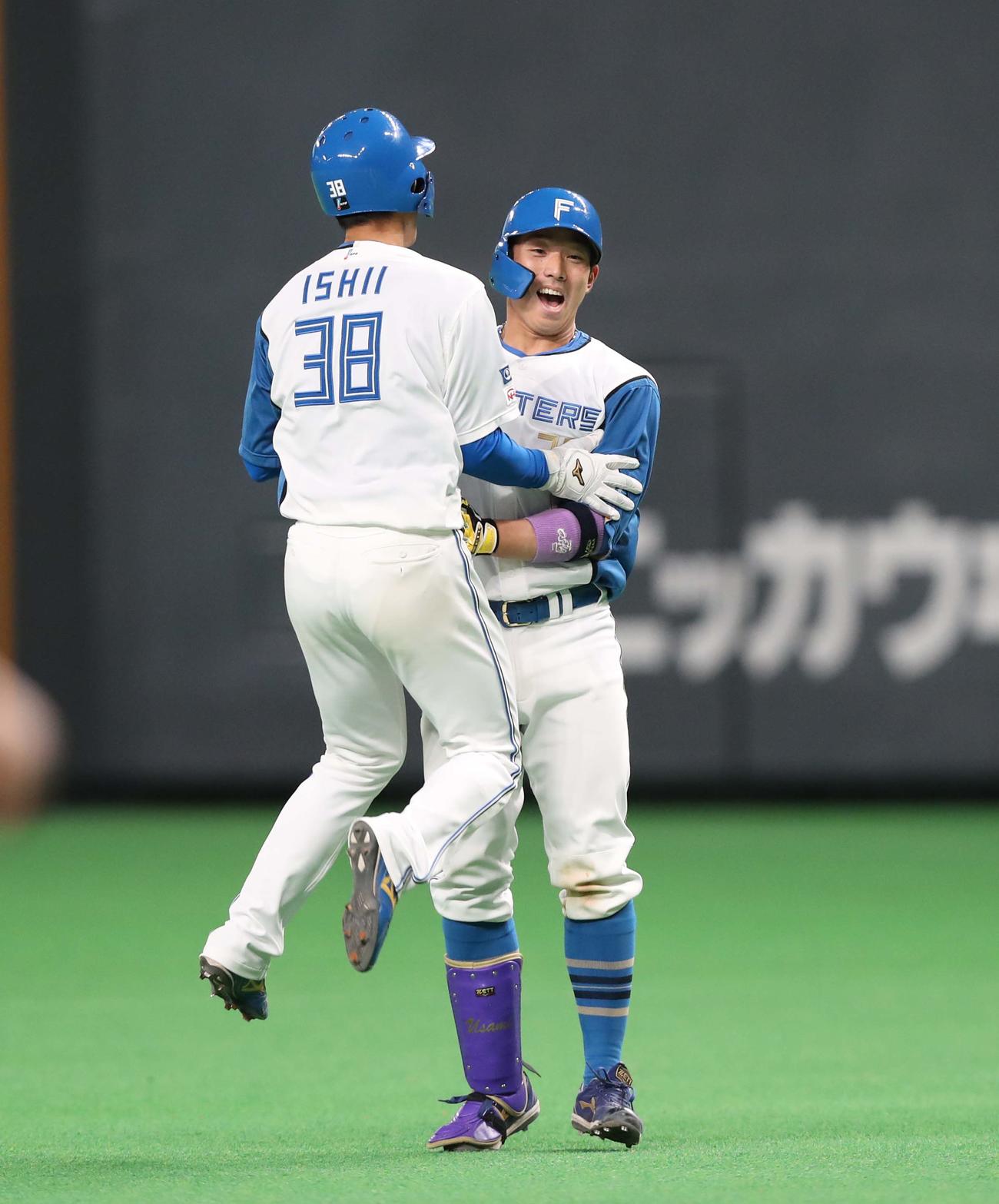 日本ハム対ロッテ　9回裏、サヨナラ打を放ち石井と抱き合う宇佐見（撮影・黒川智章）