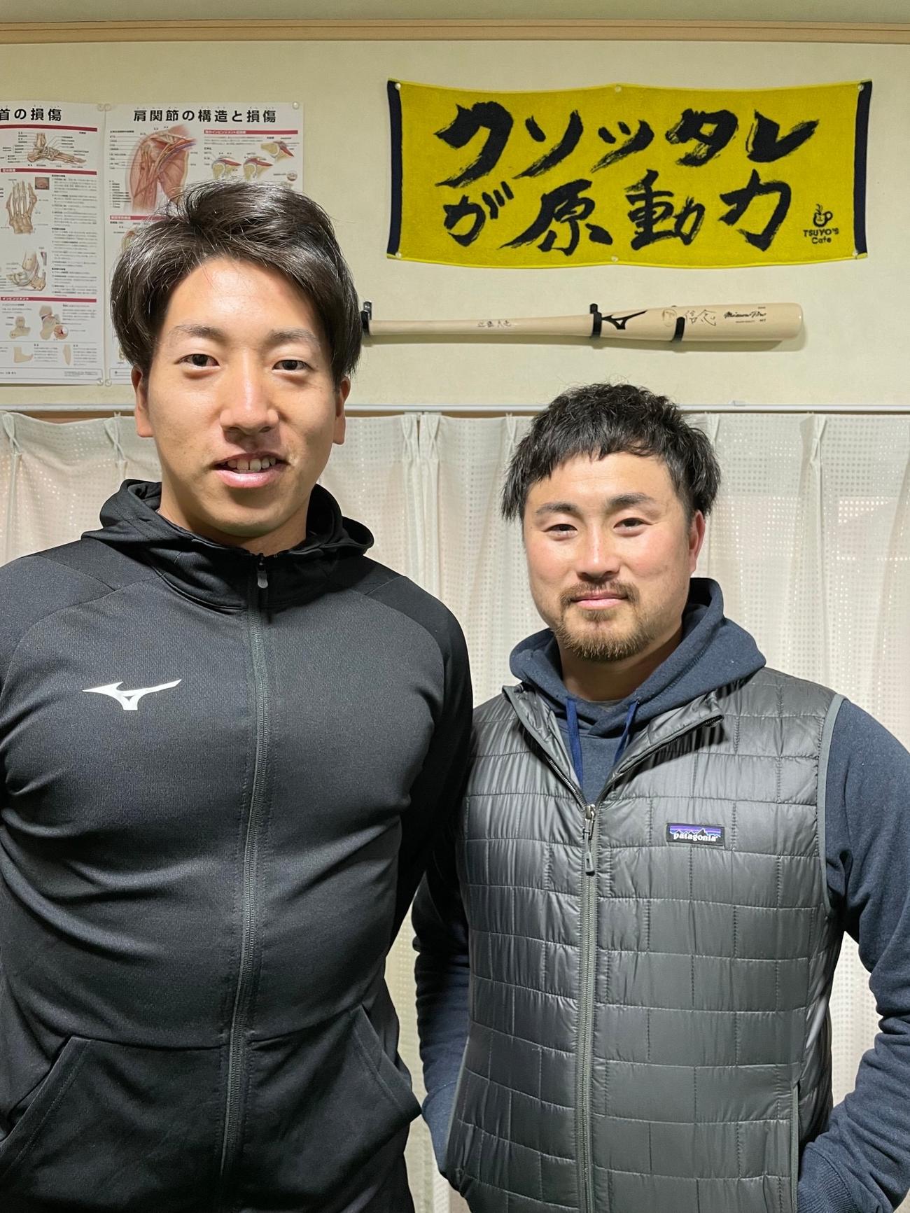 巨人大勢（左）と、個人トレーナーを務める萩原さん（球団提供）