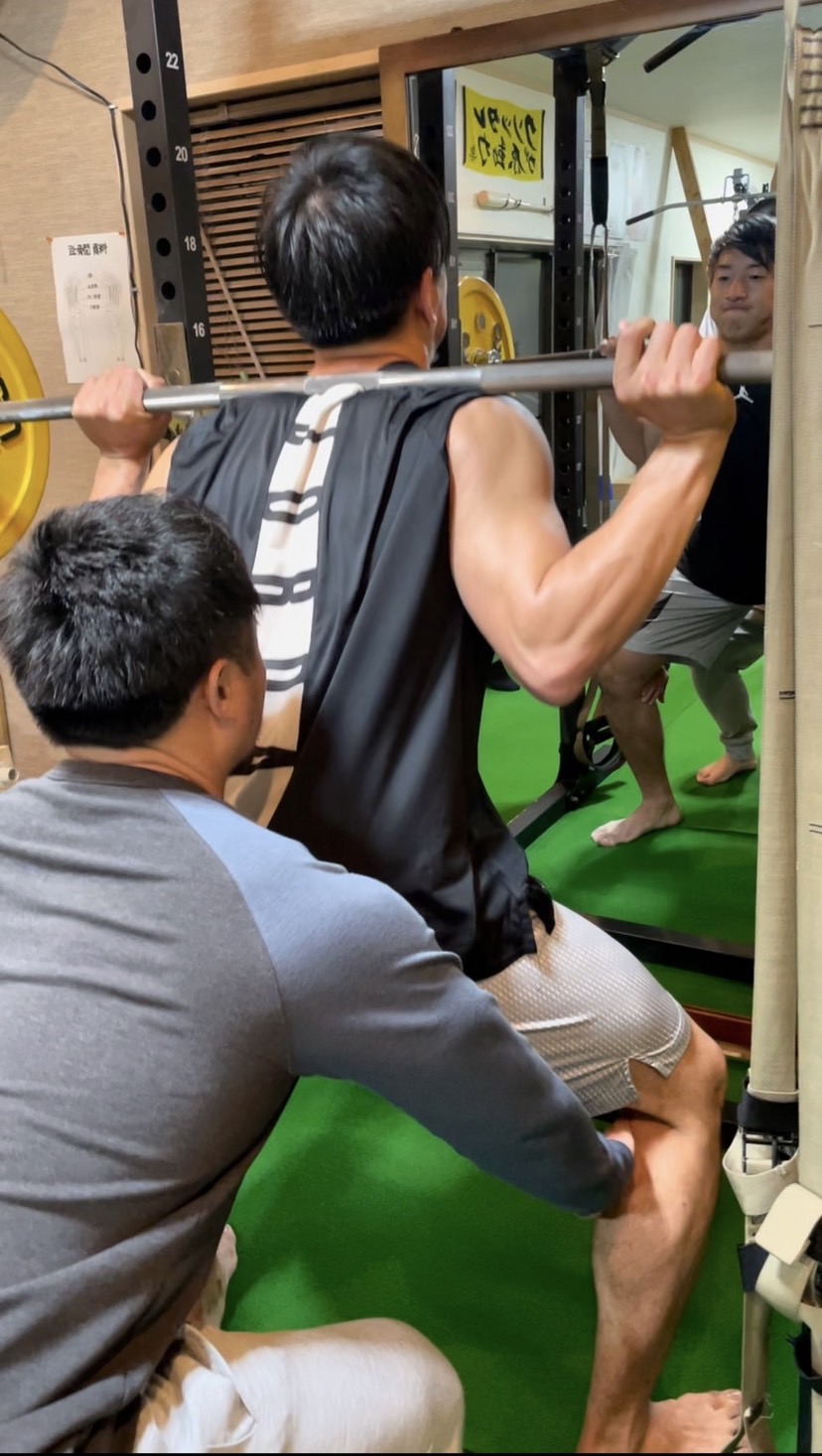 巨人大勢（奥）とトレーニング指導を行う個人トレーナーの萩原さん（球団提供）