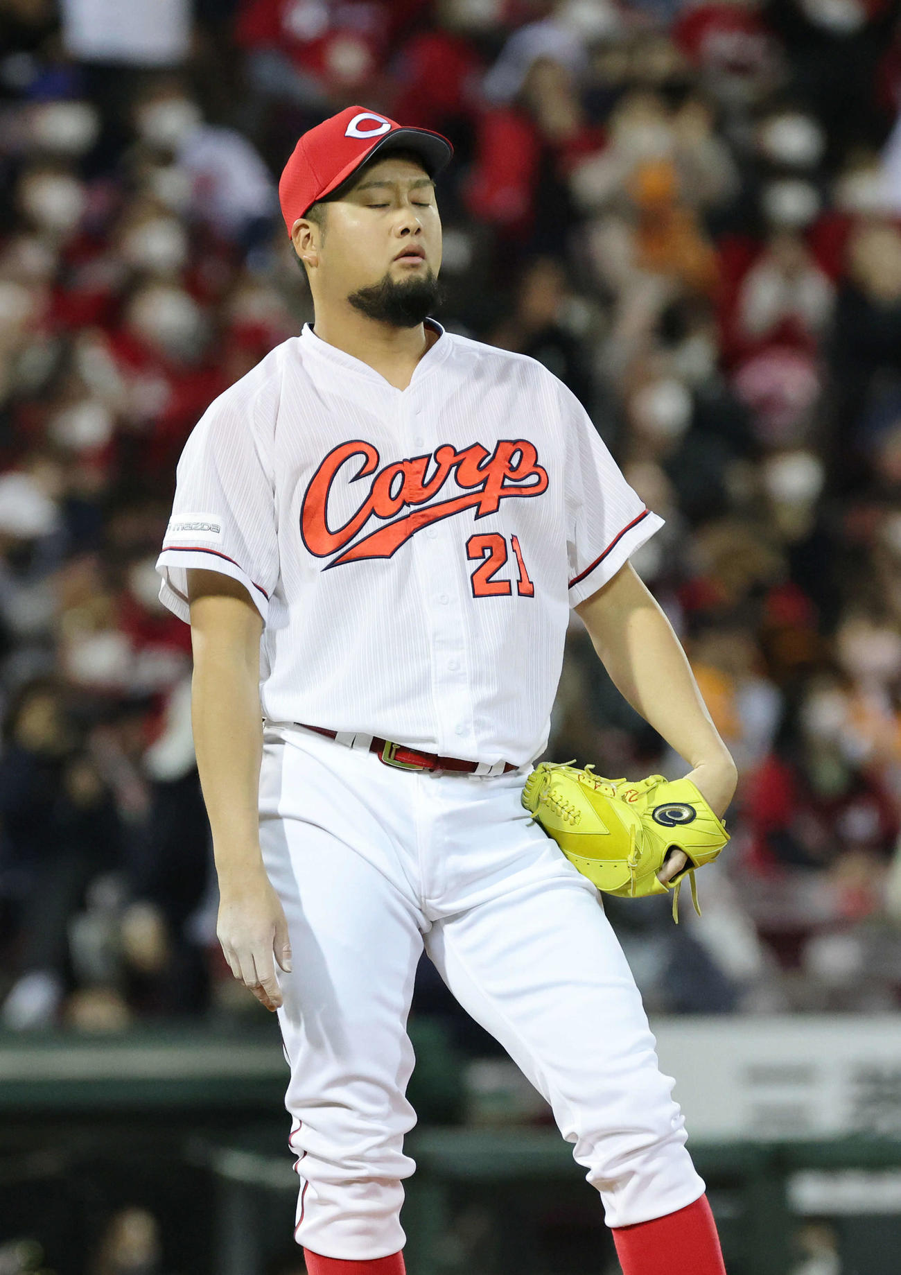 広島対巨人　8回表巨人1死一塁、吉川尚に逆転の右越え2点本塁打を打たれた広島2番手の中崎（撮影・加藤孝規）