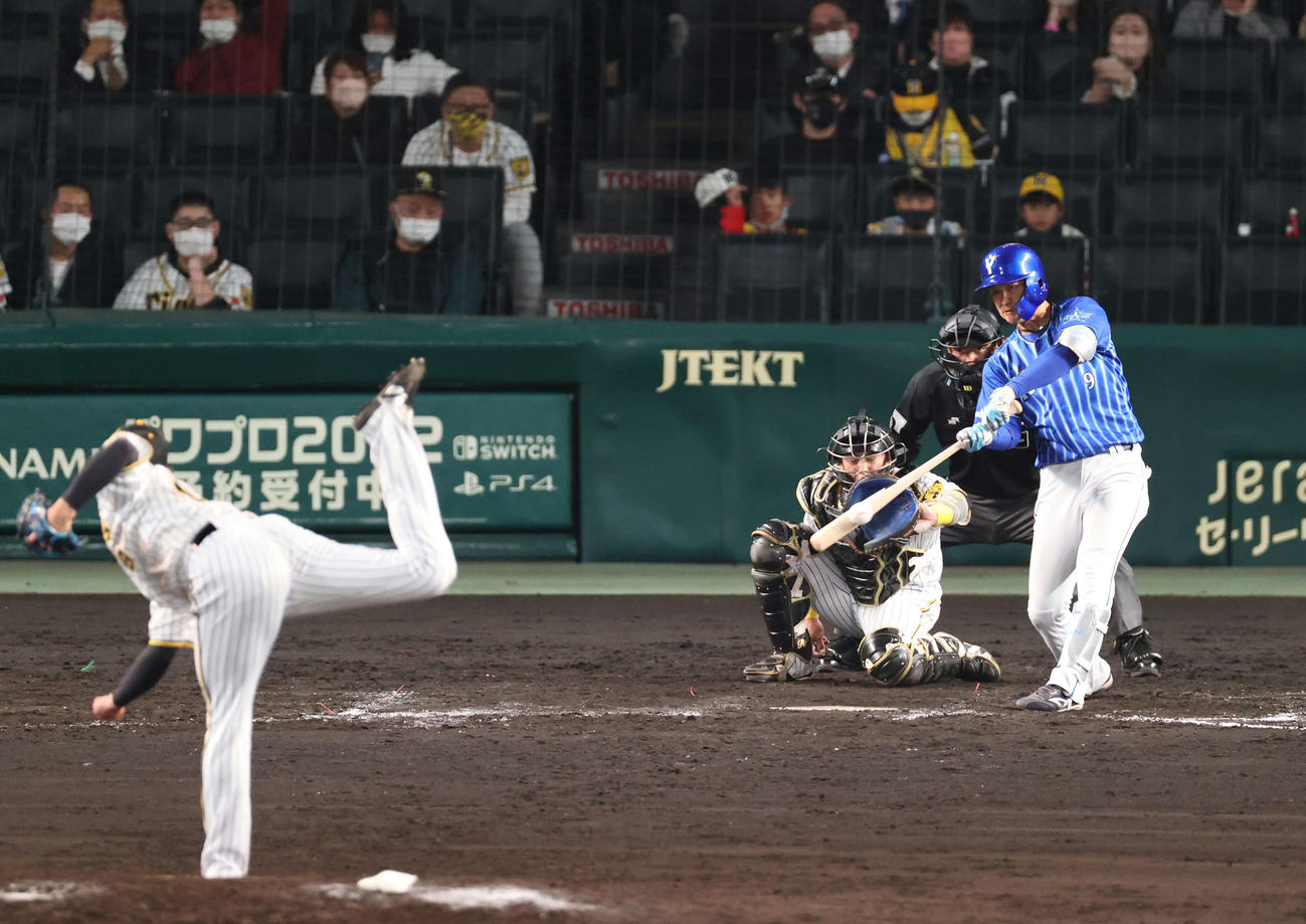 阪神対DeNA 12回表DeNA無死一、三塁、大和は左前適時打を放つ（撮影・上山淳一）