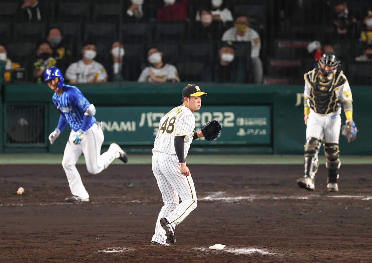 阪神対DeNA 12回表DeNA無死一、三塁、斎藤（手前）は大和に左前勝ち越し適時打を浴びる（撮影・上山淳一）