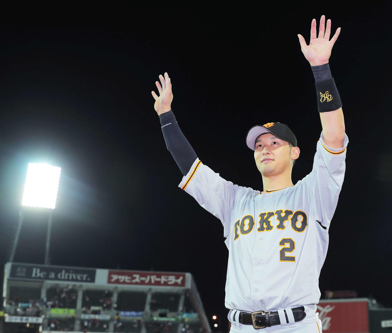 広島対巨人　広島に勝利し、ファンに手を振り応える巨人吉川（撮影・河田真司）