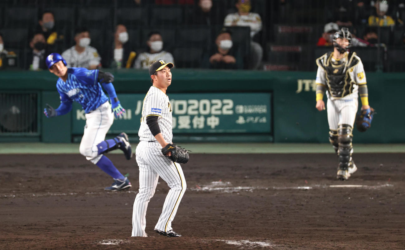 阪神対DeNA 12回表DeNA1死満塁、桐敷（手前）は大田に左3点適時二塁打を浴びる（撮影・上山淳一）