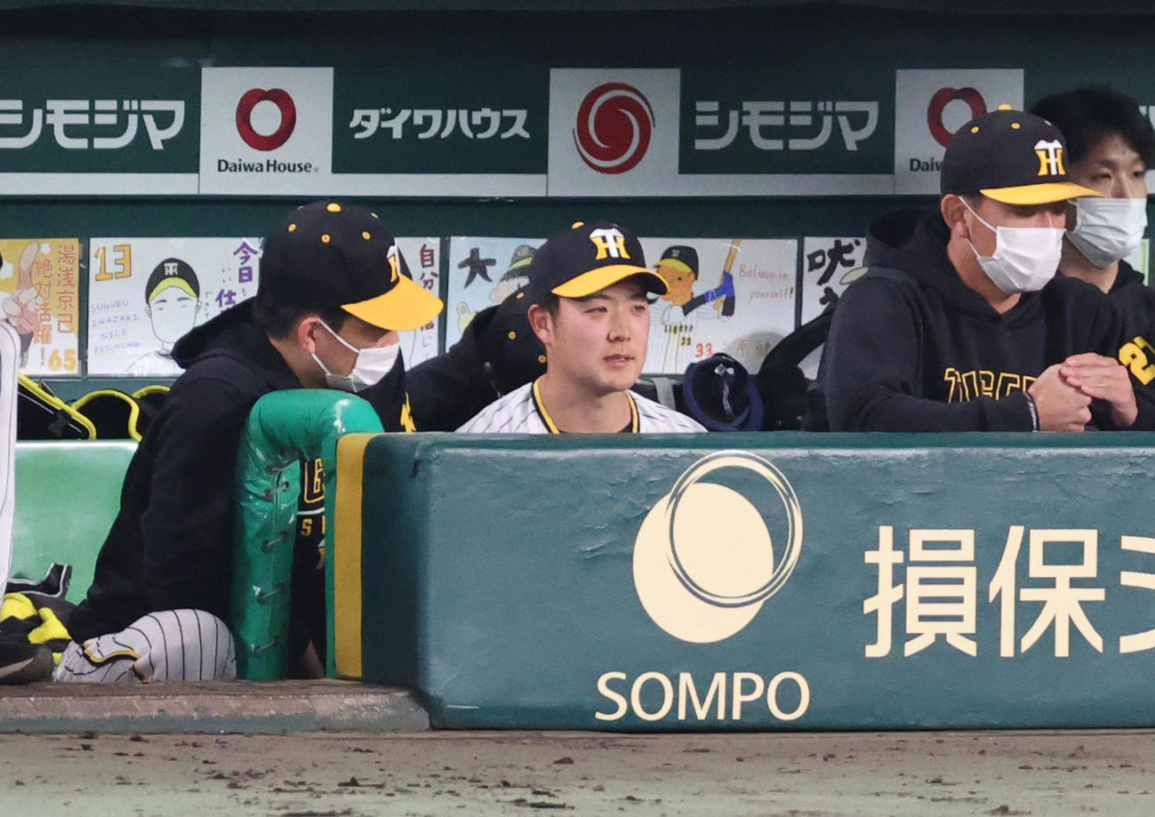 阪神対DeNA 12回表DeNA無死一、三塁、大和に左前適時打を浴び降板となり、がっくりする斎藤（左から2人目）をなぐさめる岩崎（左）（撮影・上山淳一）