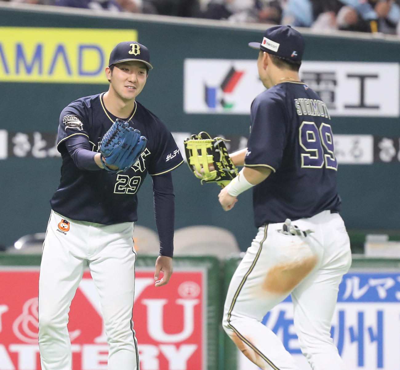 ソフトバンク対オリックス　6回裏を投げ終え、杉本とタッチを交わす田嶋（撮影・屋方直哉）