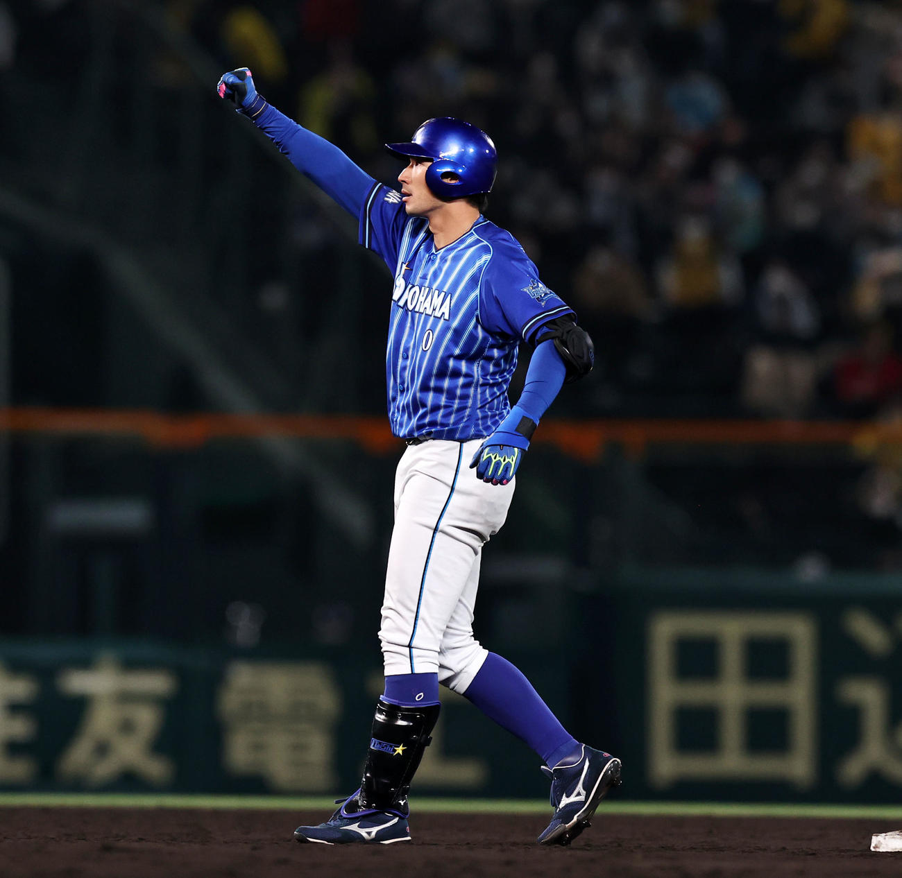 阪神対DeNA 12回表DeNA1死満塁、大田は左越え適時二塁打を放ちガッツポーズを見せる（撮影・加藤哉）