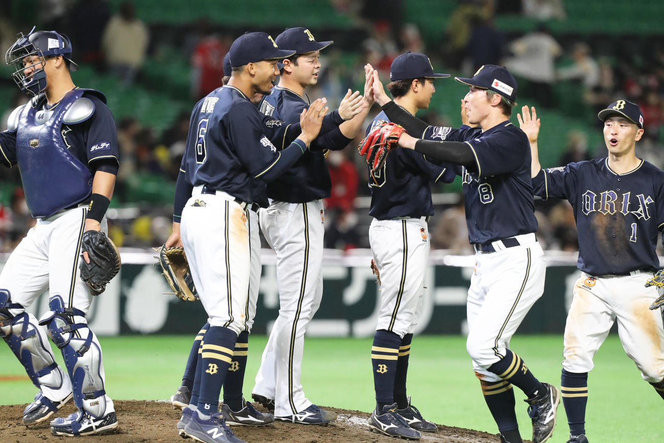 ソフトバンク対オリックス　ソフトバンクに勝利し、ハイタッチをするオリックスナイン（撮影・屋方直哉）