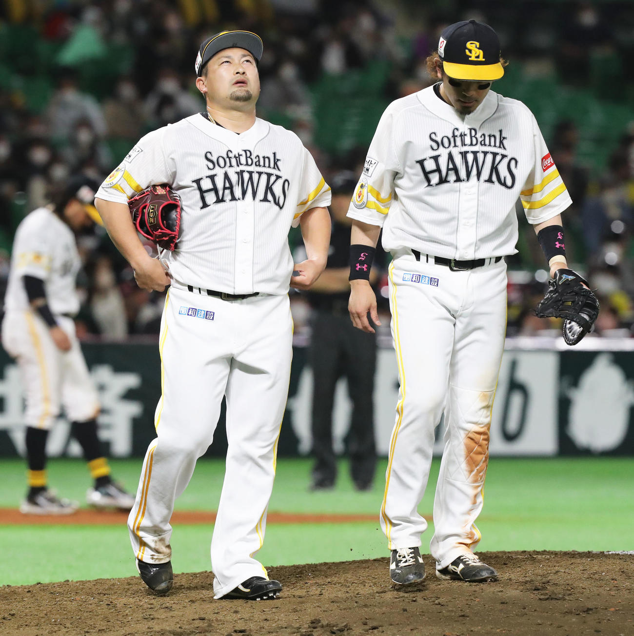 ソフトバンク対オリックス　10回表オリックス2死二塁、森は後藤に中越え勝ち越し適時三塁打を浴び、悔しげな表情を見せる（撮影・屋方直哉）