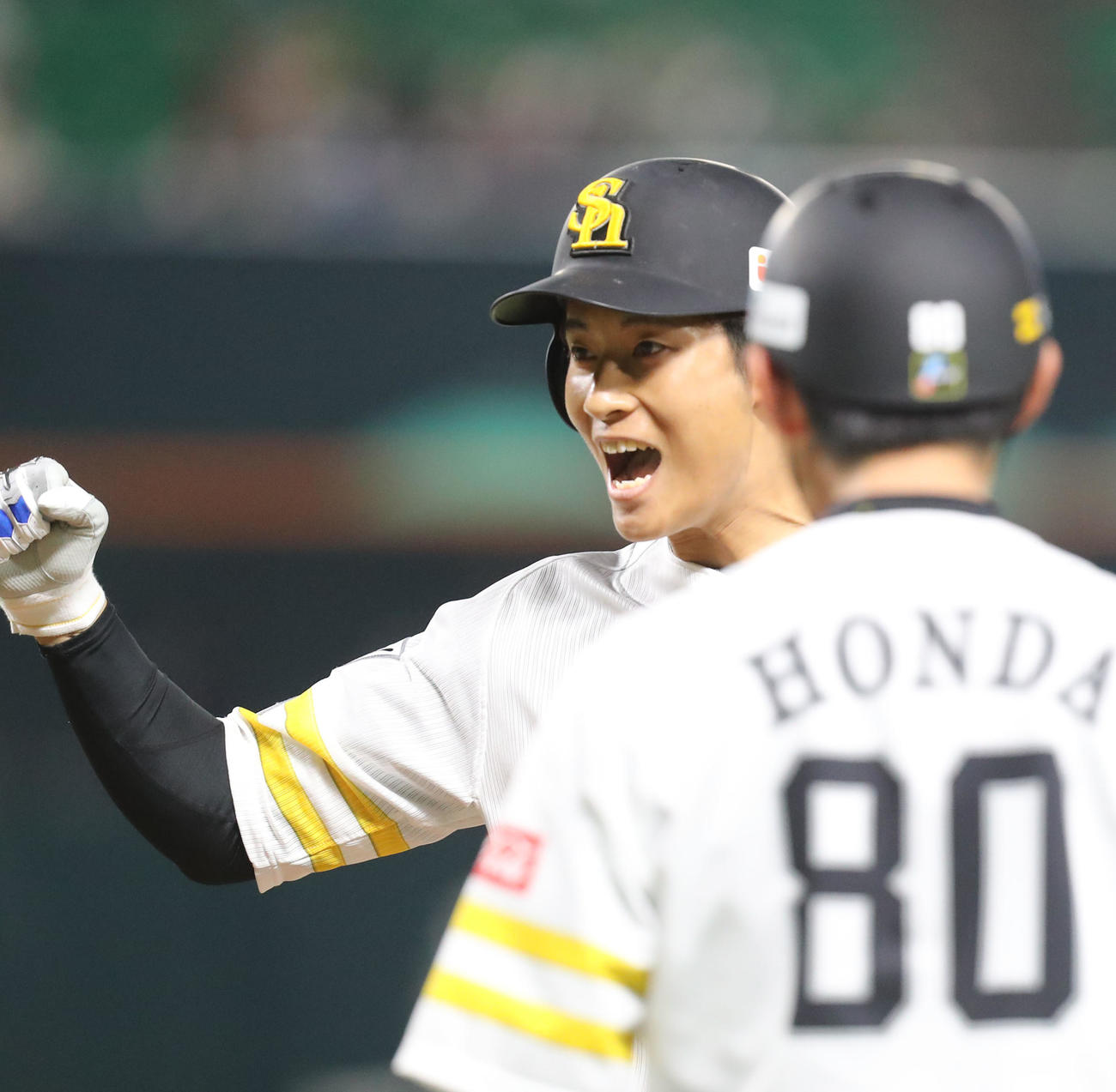 ソフトバンク対オリックス　9回裏ソフトバンク2死一、三塁、上林誠知は右翼線へ同点の適時打をを放ち、ガッツポーズをする（撮影・屋方直哉）