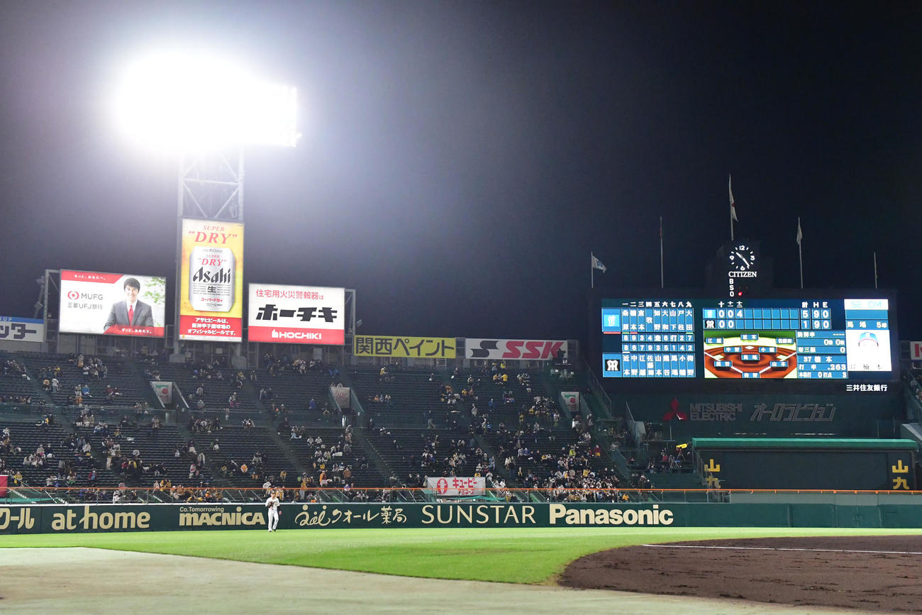 阪神対DeNA 11回、一気に空席が増えたスタンド（撮影・前岡正明）