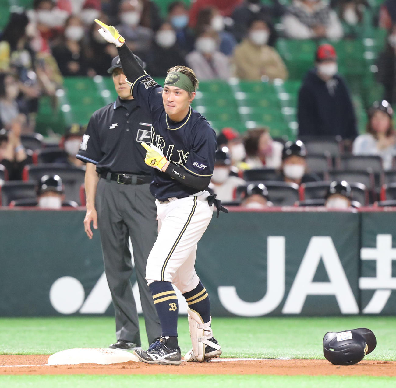 ソフトバンク対オリックス　10回表オリックス2死二塁、後藤は中越え勝ち越し適時三塁打を放ちガッツポーズ（撮影・屋方直哉）
