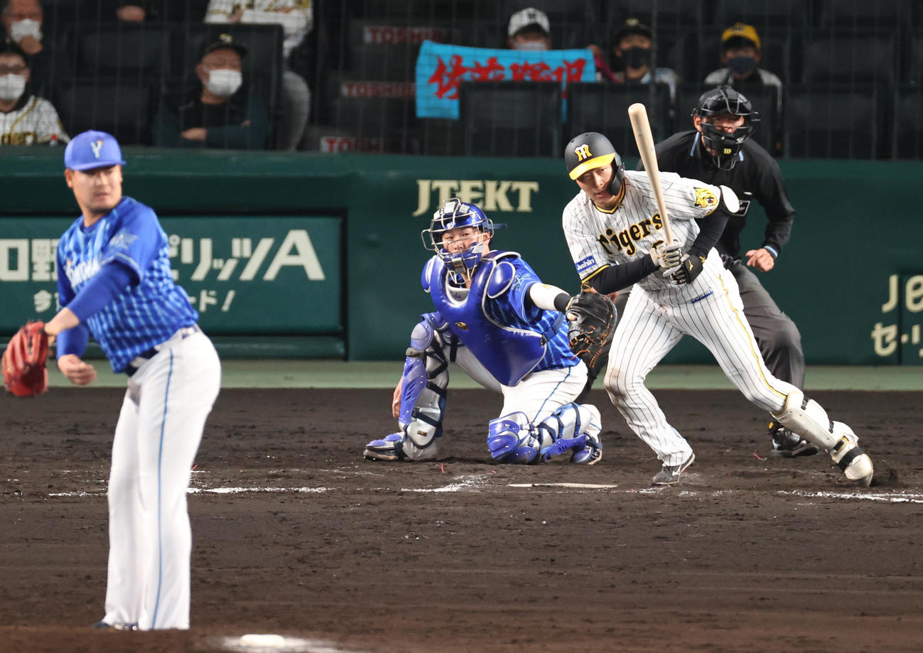 阪神対DeNA 11回裏阪神無死、大山は左前打を放つ（撮影・上山淳一）