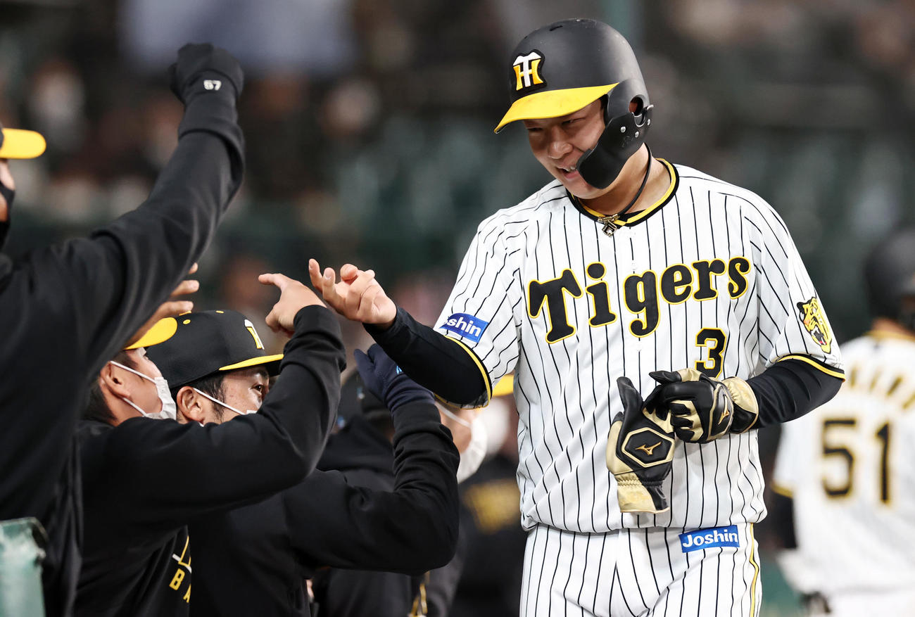 阪神対DeNA 5回裏阪神2死一、二塁、二塁走者大山は伊藤将の左前適時打で生還しベンチのナインとタッチする（撮影・加藤哉）