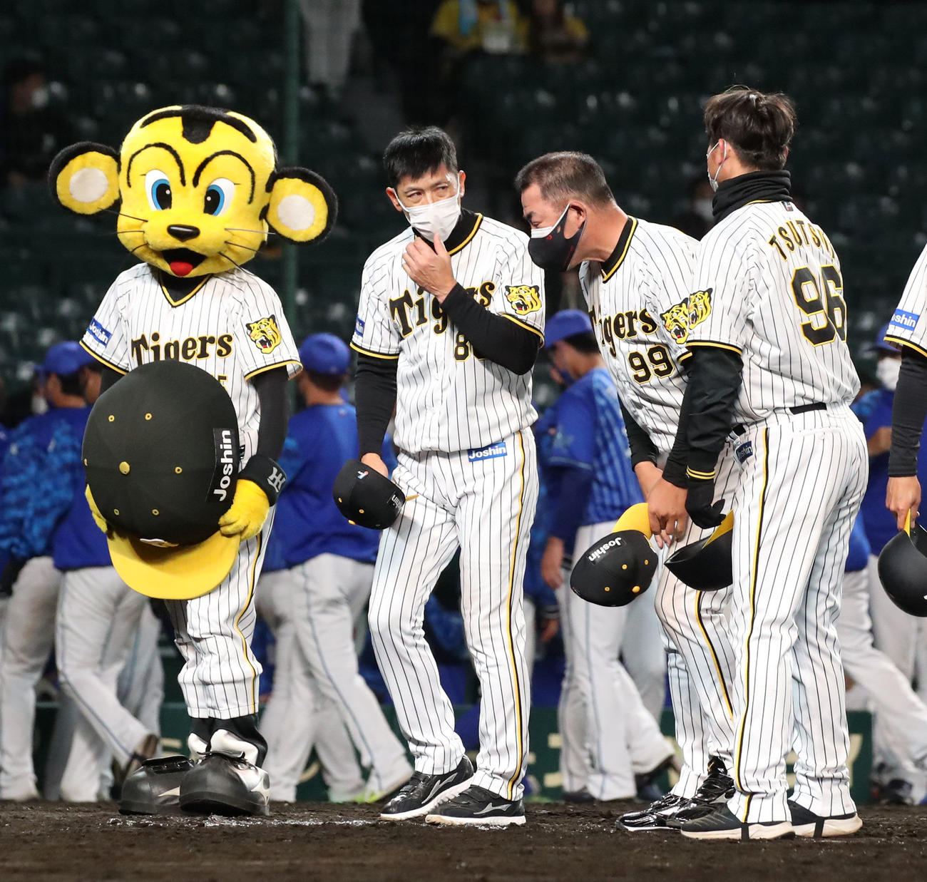 阪神対DeNA DeNAに延長戦で敗れた矢野監督は厳しい表情であいさつする（撮影・加藤哉）