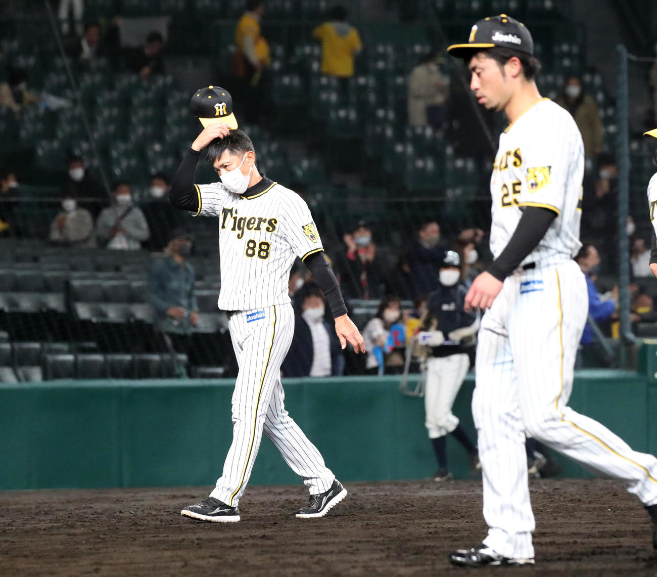 阪神対DeNA　延長戦で敗れた矢野監督は厳しい表情であいさつする（撮影・加藤哉）
