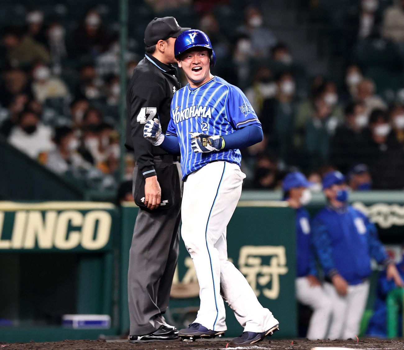 阪神対DeNA 12回表DeNA無死一、三塁、三塁走者牧は大和の左前適時打で生還（撮影・加藤哉）